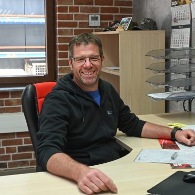 Frank Entschladen sitzt an seinem Holzschreibtisch